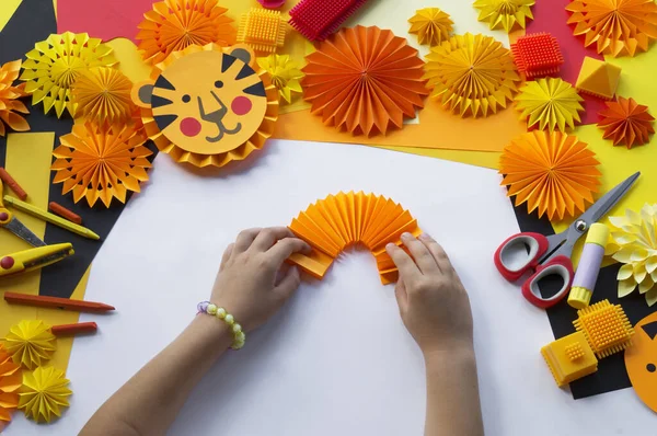 Tigre Papel Bricolaje Infantil Las Manos Del Niño Clase Magistral — Foto de Stock