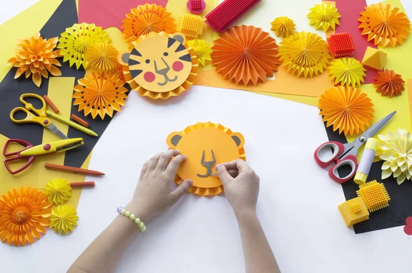 Tigre Papel Bricolaje Infantil Las Manos Del Niño Clase Magistral —  Fotos de Stock