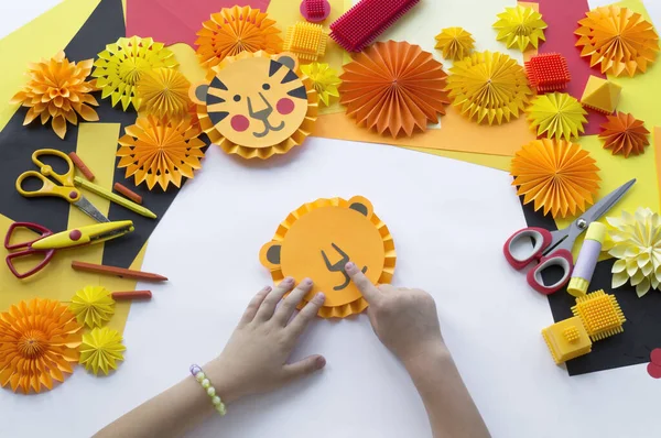 Tigre Papel Bricolaje Infantil Las Manos Del Niño Clase Magistral — Foto de Stock