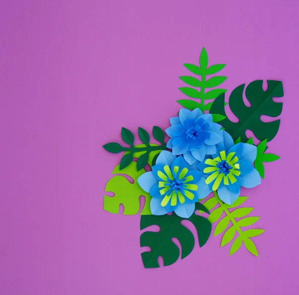 ペーパー クラフト花の装飾の概念です 花と葉の紙で作られました 熱帯地方 ピンクの背景 — ストック写真