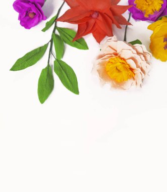 Fotokopi alanı beyaz arkaplan üzerinde renkli el yapımı çiçekler. Krep kağıdı. Master sınıfı. Sevgililer Günü ve Anneler Günü. Tatil için dekor..