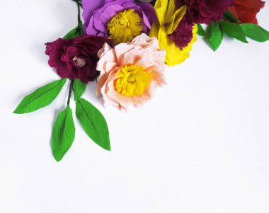Fotokopi alanı beyaz arkaplan üzerinde renkli el yapımı çiçekler. Krep kağıdı. Master sınıfı. Sevgililer Günü ve Anneler Günü. Tatil için dekor..