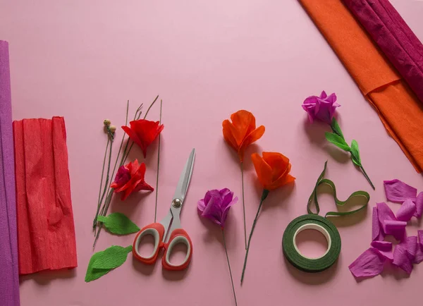 調理器具やピンクの背景のクレープ紙の花を作るためのツール コスモスの花の花束 — ストック写真