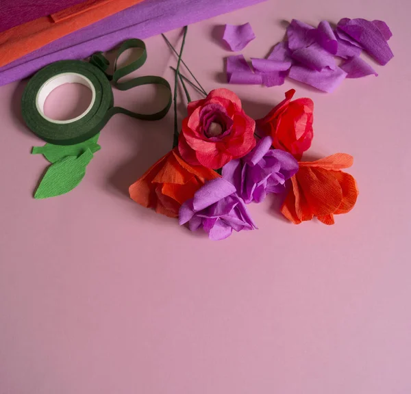 Utensílios Ferramentas Para Fazer Flores Papel Crepe Sobre Fundo Rosa — Fotografia de Stock