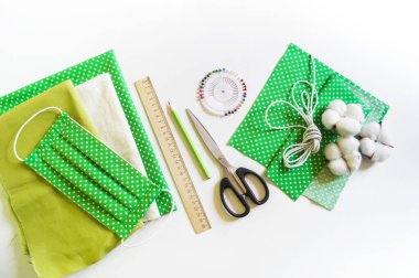 Yeniden kullanılabilir tıbbi maske. Sıfır kayıp. Coronavirüs salgını. 19 numaralı virüse karşı koruma. Beyaz arka plan. Yaratıcılık kumaşı için malzeme