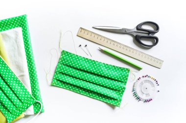 Yeniden kullanılabilir tıbbi maske. Sıfır kayıp. Coronavirüs salgını. 19 numaralı virüse karşı koruma. Beyaz arka plan. Yaratıcılık kumaşı için malzeme