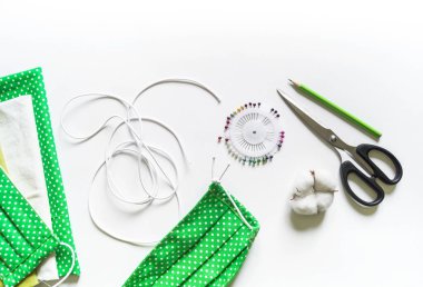 Yeniden kullanılabilir tıbbi maske. Sıfır kayıp. Coronavirüs salgını. 19 numaralı virüse karşı koruma. Beyaz arka plan. Yaratıcılık kumaşı için malzeme