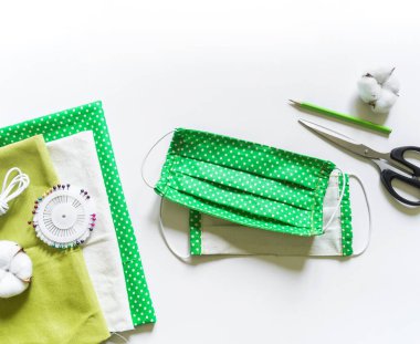 Yeniden kullanılabilir tıbbi maske. Sıfır kayıp. Coronavirüs salgını. 19 numaralı virüse karşı koruma. Beyaz arka plan. Yaratıcılık kumaşı için malzeme