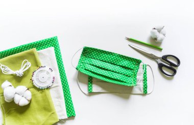 Yeniden kullanılabilir tıbbi maske. Sıfır kayıp. Coronavirüs salgını. 19 numaralı virüse karşı koruma. Beyaz arka plan. Yaratıcılık kumaşı için malzeme