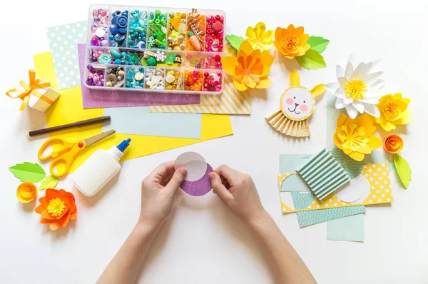Παιδί Φτιάχνει Πασχαλινά Λαγουδάκια Χάντρες Και Υλικό Για Δημιουργικότητα Νηπιαγωγείο — Φωτογραφία Αρχείου