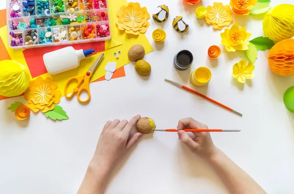 Niño Hace Una Artesanía Abejas Pinturas Material Para Creatividad Jardín — Foto de Stock