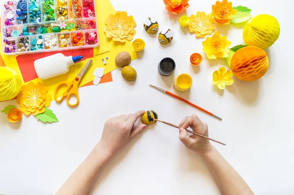 Dítě Dělá Včelí Řemesla Barvy Materiál Pro Kreativitu Mateřská Škola — Stock fotografie