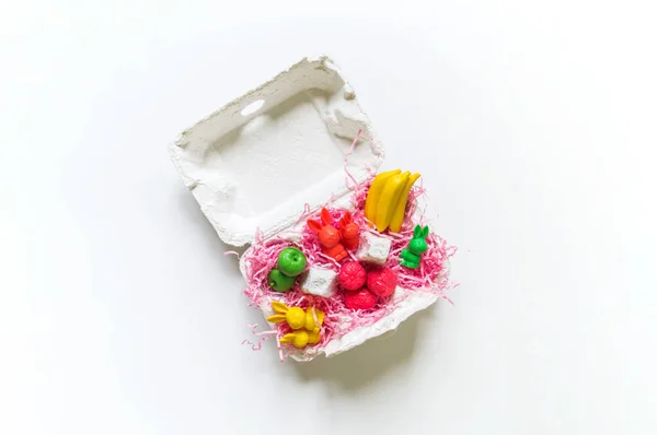 Πασχαλινά Αυγά Κουτί Αυγών Ηλιαχτίδες Σύνθεση Έντονα Χρώματα Επίπεδη Θέα — Φωτογραφία Αρχείου