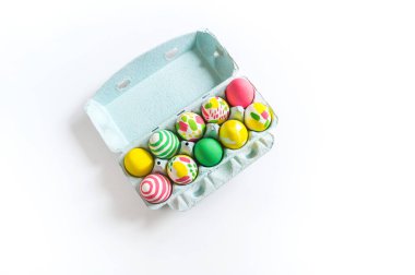 Kutuya boyanmış Paskalya yumurtaları. Suluboya boya. Hassas bahar rengi. Beyaz arkaplan