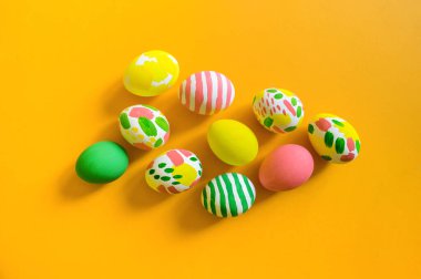 Boyalı Paskalya yumurtaları. Suluboya boya. Hassas bahar rengi. Beyaz arkaplan