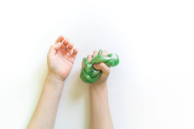 Bir çocuğun elinde kireç. Beyaz arkaplan.