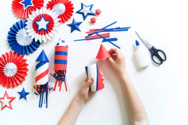 4 Temmuz dekor rengi Amerikan bayrağı. Vatansever bayram. İşlemci çocuk işi. Havai fişekli roket