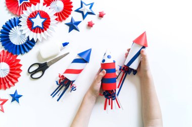4 Temmuz dekor rengi Amerikan bayrağı. Vatansever bayram. İşlemci çocuk işi. Havai fişekli roket