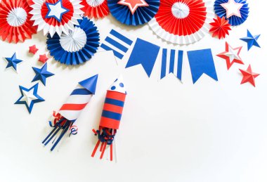 4 Temmuz dekor rengi Amerikan bayrağı. Vatansever bayram. İşlemci çocuk işi. Havai fişekli roket