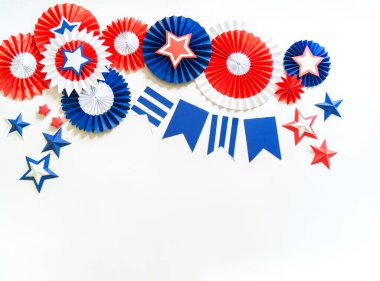 4 Temmuz dekor rengi Amerikan bayrağı. Vatansever bayram. İşlemci çocuk işi. Havai fişekli roket