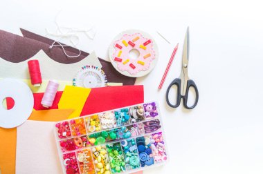 Keçeden yapılmış çörekler. Çocuklar için el işi. Çocuk oyuncağı. Yaratıcılık için malzeme