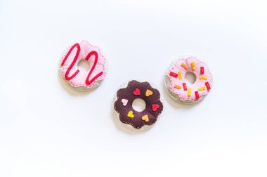 Keçeden yapılmış çörekler. Çocuklar için el işi. Çocuk oyuncağı. Yaratıcılık için malzeme