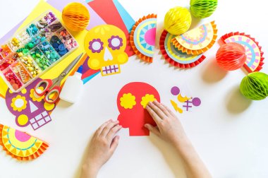 Tatil Cinco de mayonez meksikalı. Festival için dekorasyon. Çelenk kafatası desenlerle boyanmış. Bir çocuğun elleri..