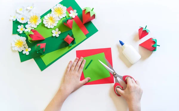 Origami Çileği Kağıttan Yapılmış Evde Öğreniyorum Çocuk Öldü Yaratıcılık Ustasının — Stok fotoğraf