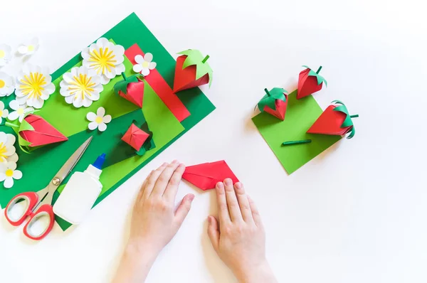 Origami Fresa Hecha Papel Artesanal Aprender Casa Muchacho Muerto Las — Foto de Stock
