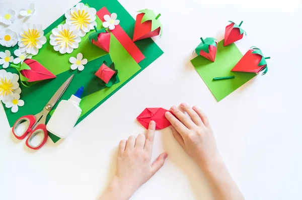 Origami Erdbeere Aus Bastelpapier Lernen Hause Kindersterblichkeit Die Hände Des — Stockfoto