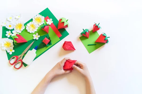 Căpșuni Origami Din Hârtie Artizanală Învățând Acasă Puştiul Moare Mâinile — Fotografie, imagine de stoc
