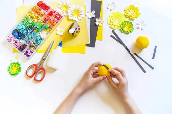 Pequeña Artesanía Abejas Las Manos Los Niños Son Trabajo Creativo — Foto de Stock