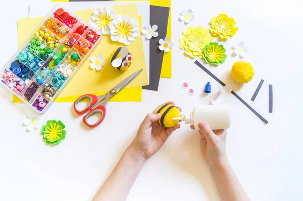 小さな蜂の工芸品 子供の手は創造的な仕事です 柔らかいおもちゃを死んでください 創造のための材料 — ストック写真
