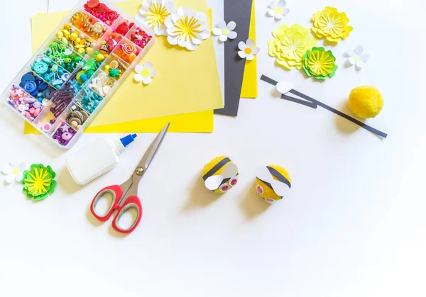 Kleine Bienen Basteln Kinderhände Sind Kreative Arbeit Diy Plüschtier Material — Stockfoto