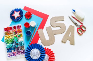 4 Temmuz, ABD harfleri Amerikan bayrağını renklendiriyor. Vatansever bayram. İşlemci çocuk işi. Havai fişekli roket