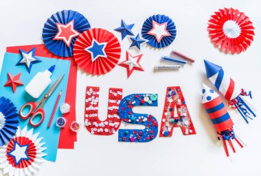 4 Temmuz, ABD harfleri Amerikan bayrağını renklendiriyor. Vatansever bayram. İşlemci çocuk işi. Havai fişekli roket