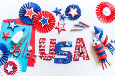 4 Temmuz, ABD harfleri Amerikan bayrağını renklendiriyor. Vatansever bayram. İşlemci çocuk işi. Havai fişekli roket