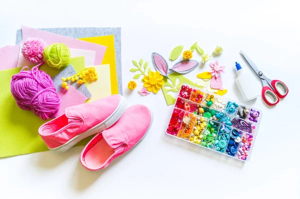 Decorar Zapatillas Deporte Color Rosa Bricolaje Conejo Pascua Las Manos — Foto de Stock