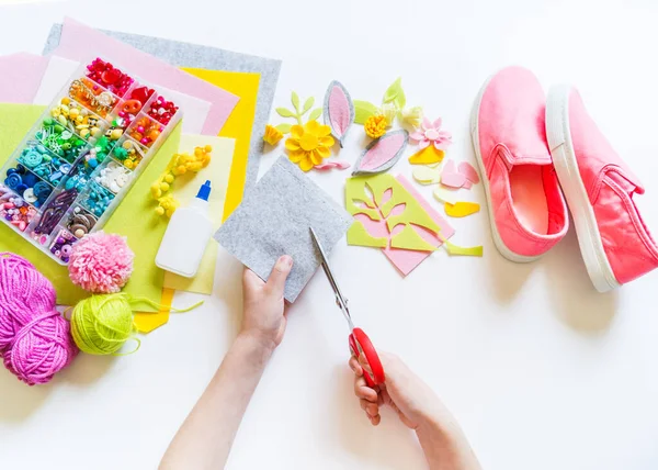 ピンクのスニーカーを飾る死ぬ イースター休暇のウサギ 子供の手だ 創造性のための材料 デザイナーシューズ — ストック写真
