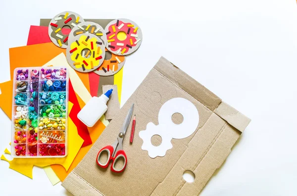 Garland Van Karton Papieren Donuts Materiaal Voor Creativiteit Van Kinderen — Stockfoto