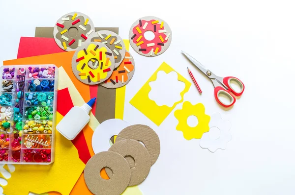 Girlanden Aus Pappe Und Papierkrapfen Material Für Die Kreativität Der — Stockfoto