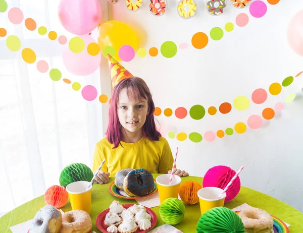 Verjaardagsmeisjes Donuts Een Kind Zit Aan Een Gedekte Tafel Versiert — Stockfoto