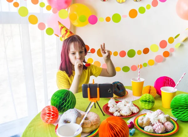 Fiesta Cumpleaños Virtual Para Niños Con Pastel Línea Junto Con —  Fotos de Stock