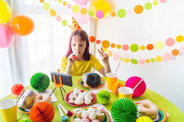 Fiesta Cumpleaños Virtual Para Niños Con Pastel Línea Junto Con —  Fotos de Stock