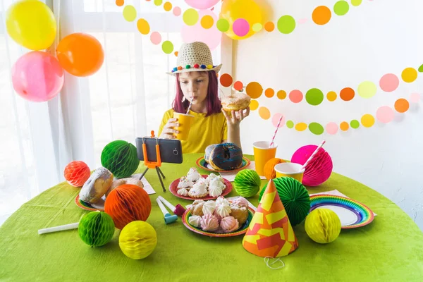 Fiesta Cumpleaños Virtual Para Niños Con Pastel Línea Junto Con — Foto de Stock