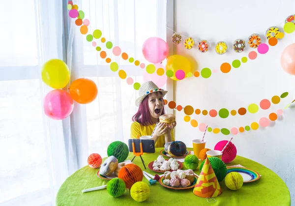Dzieci Wirtualne Przyjęcie Urodzinowe Tortem Online Wraz Przyjacielem Wideokonferencji Cyfrowym — Zdjęcie stockowe