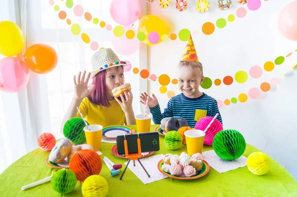 Fiesta Cumpleaños Virtual Para Niños Con Pastel Línea Junto Con — Foto de Stock