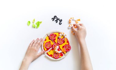 Montessori kumaşı. Pizzayı hissettim. Çocuk elleri. Bir ergen için oyuncak. Yaratıcılık ve zanaat için malzeme.