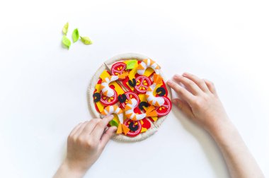 Montessori kumaşı. Pizzayı hissettim. Çocuk elleri. Bir ergen için oyuncak. Yaratıcılık ve zanaat için malzeme.