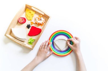Montessori kumaşı. Pizzayı hissettim. Çocuk elleri. Bir ergen için oyuncak. Yaratıcılık ve zanaat için malzeme.